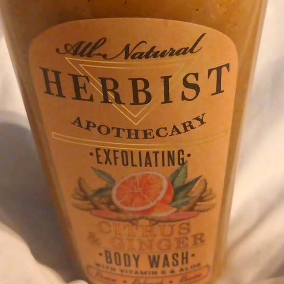 Herbist Apothecary Exfoliating Citrus and Ginger Body Wash - Picture 2 of 3